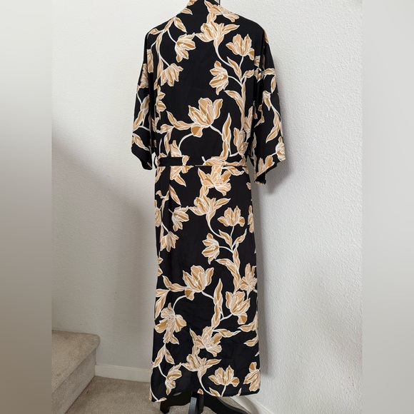 Floral Black and Gold Wrap - Picture 2 of 3